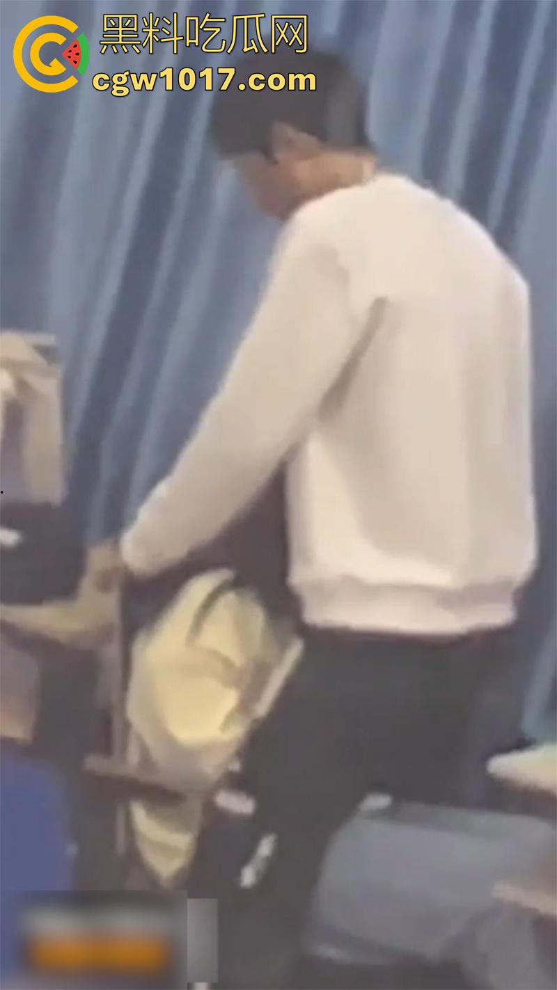 包头师范学院，瓜友偷拍情侣教室偷情，站起来疯狂插嘴，最后直接爆射吞精，现在的小情侣玩的真刺激！  第4张