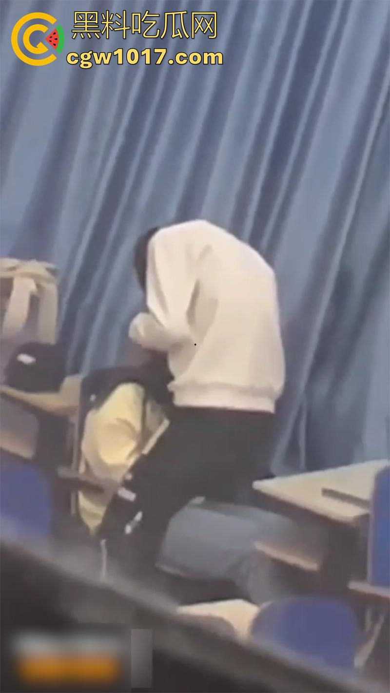 包头师范学院，瓜友偷拍情侣教室偷情，站起来疯狂插嘴，最后直接爆射吞精，现在的小情侣玩的真刺激！  第5张