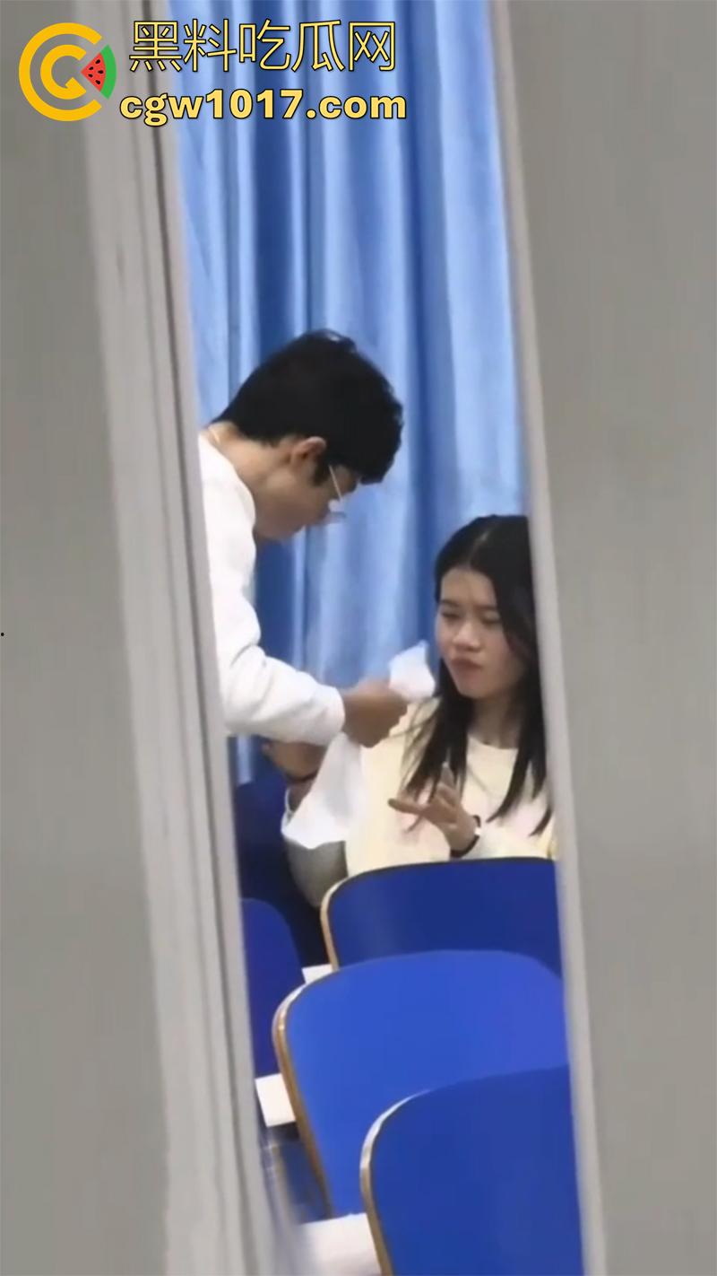 包头师范学院，瓜友偷拍情侣教室偷情，站起来疯狂插嘴，最后直接爆射吞精，现在的小情侣玩的真刺激！  第7张