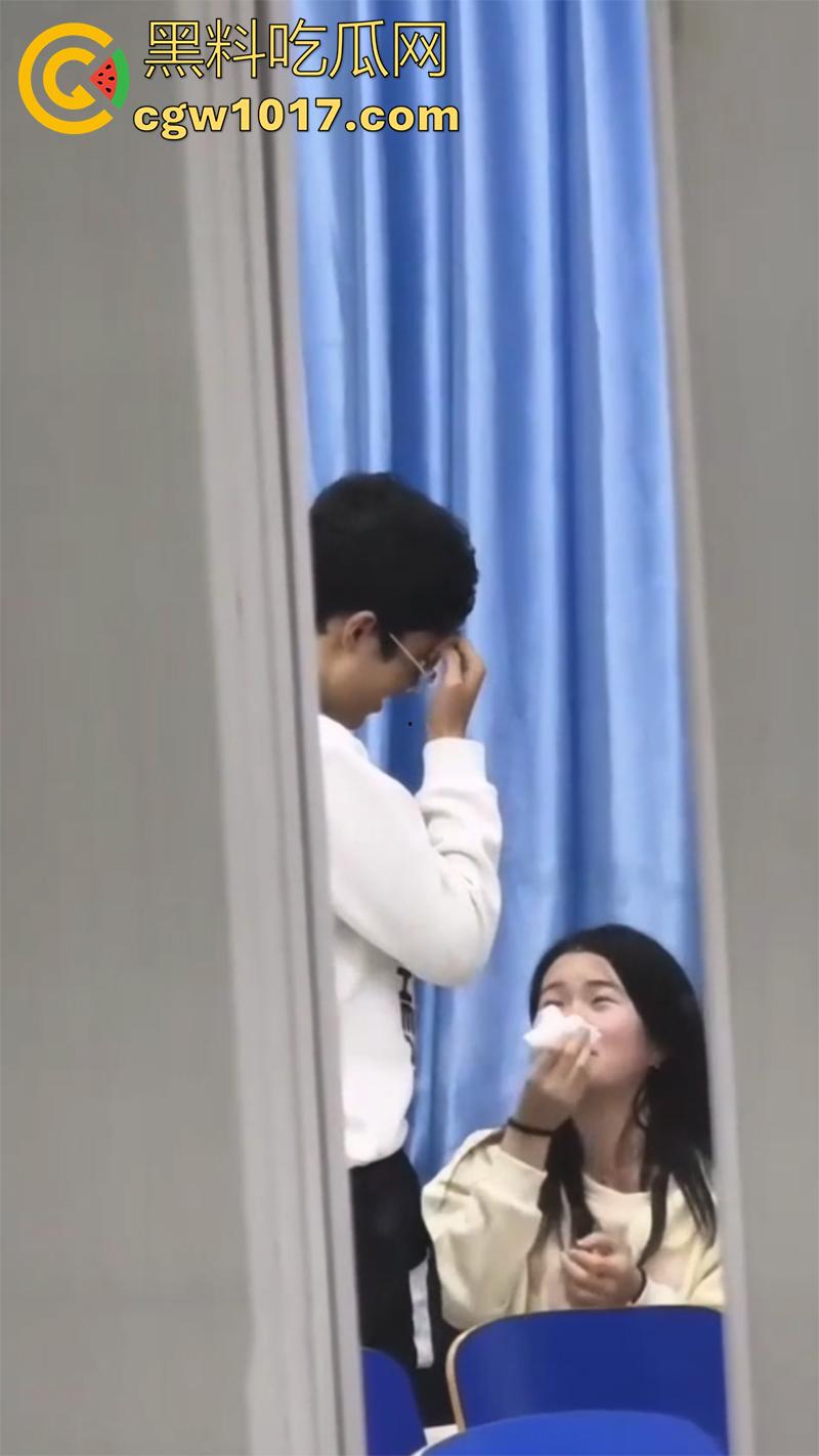 包头师范学院，瓜友偷拍情侣教室偷情，站起来疯狂插嘴，最后直接爆射吞精，现在的小情侣玩的真刺激！  第8张