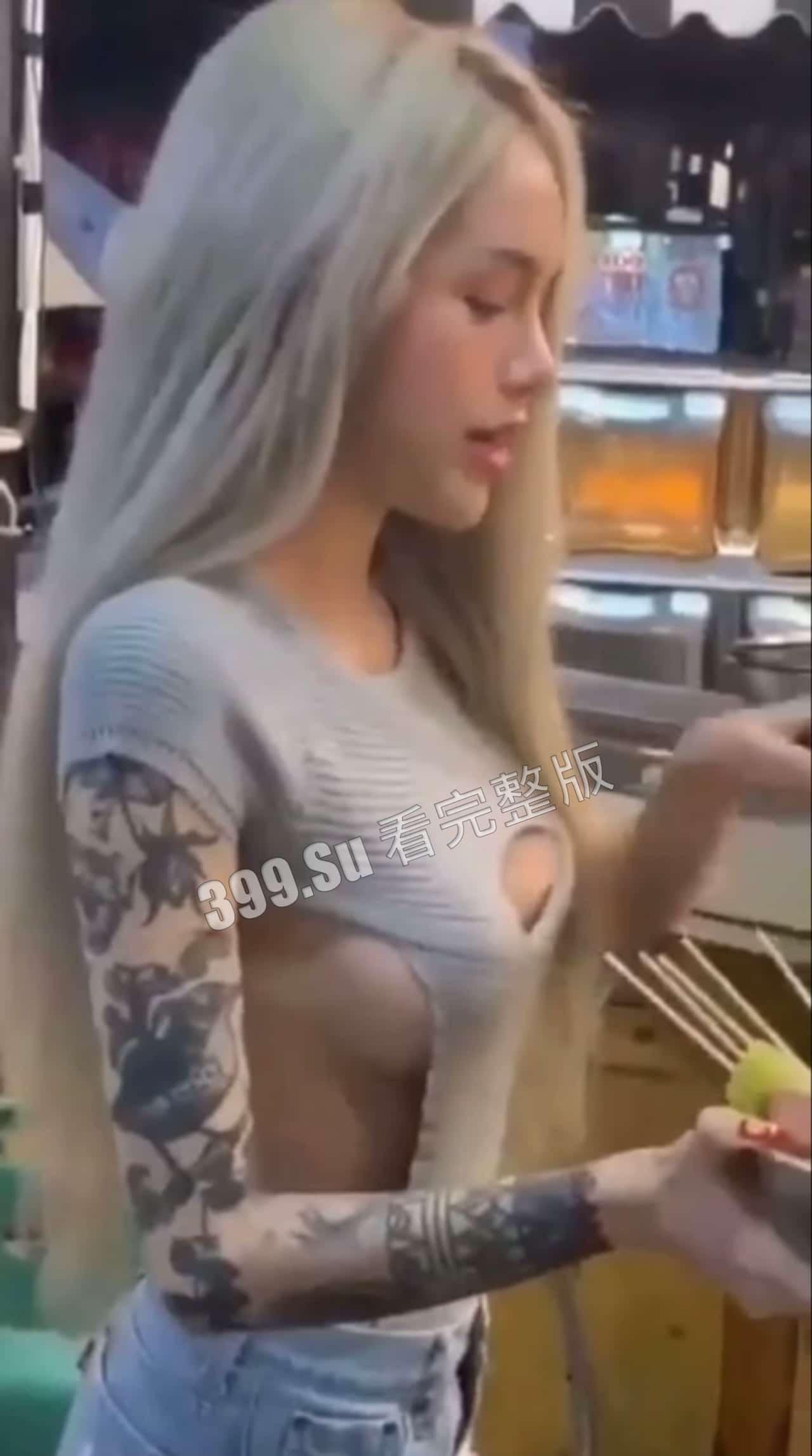 #台湾 #直播 台湾烧烤店豪乳老板娘下海兼职大玩拉拉女同，因纹身太显眼，被网民认出  第2张