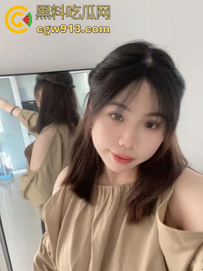 奶大就是硬道理,四川达州的骚货【王锦秀】,背着男友视频露出大奶给金主看,这奶子做爱时绝对能晃起飞了! 第2张 奶大就是硬道理,四川达州的骚货【王锦秀】,背着男友视频露出大奶给金主看,这奶子做爱时绝对能晃起飞了! 第2张