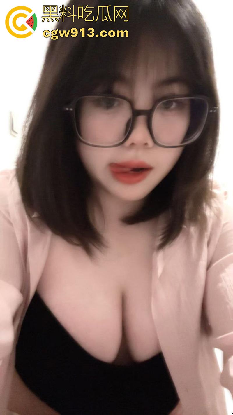 奶大就是硬道理,四川达州的骚货【王锦秀】,背着男友视频露出大奶给金主看,这奶子做爱时绝对能晃起飞了! 第7张 奶大就是硬道理,四川达州的骚货【王锦秀】,背着男友视频露出大奶给金主看,这奶子做爱时绝对能晃起飞了! 第7张