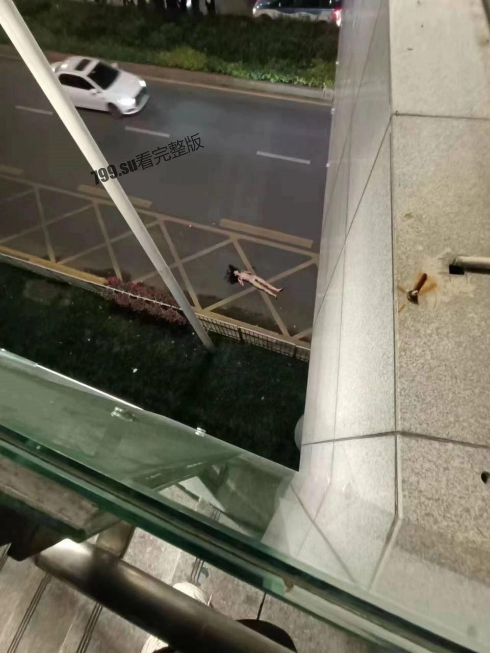 深圳北站东广场 天桥啪啪打炮 女生意外掉下来 全裸躺在路中间 太刺激了 第3张 深圳北站东广场 天桥啪啪打炮 女生意外掉下来 全裸躺在路中间 太刺激了 第3张