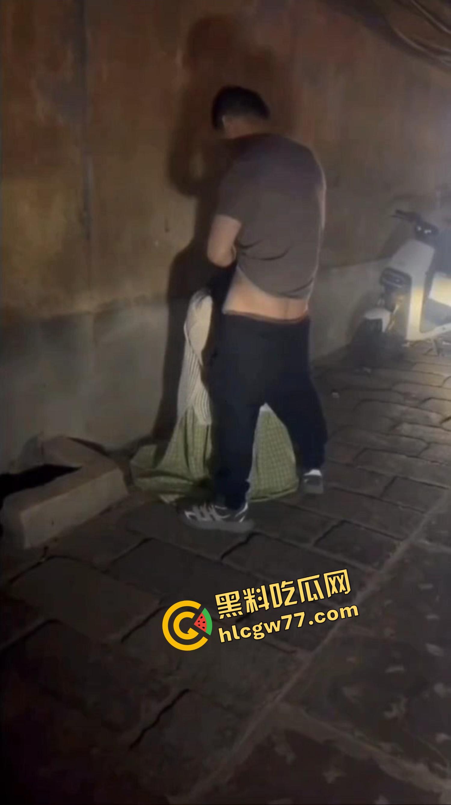 青州古城活春宫现场曝光,古风绿裙女深巷口跪舔鸡巴,男的边让口边跟路人唠嗑,路人全程狂拍! 第6张 青州古城活春宫现场曝光,古风绿裙女深巷口跪舔鸡巴,男的边让口边跟路人唠嗑,路人全程狂拍! 第6张