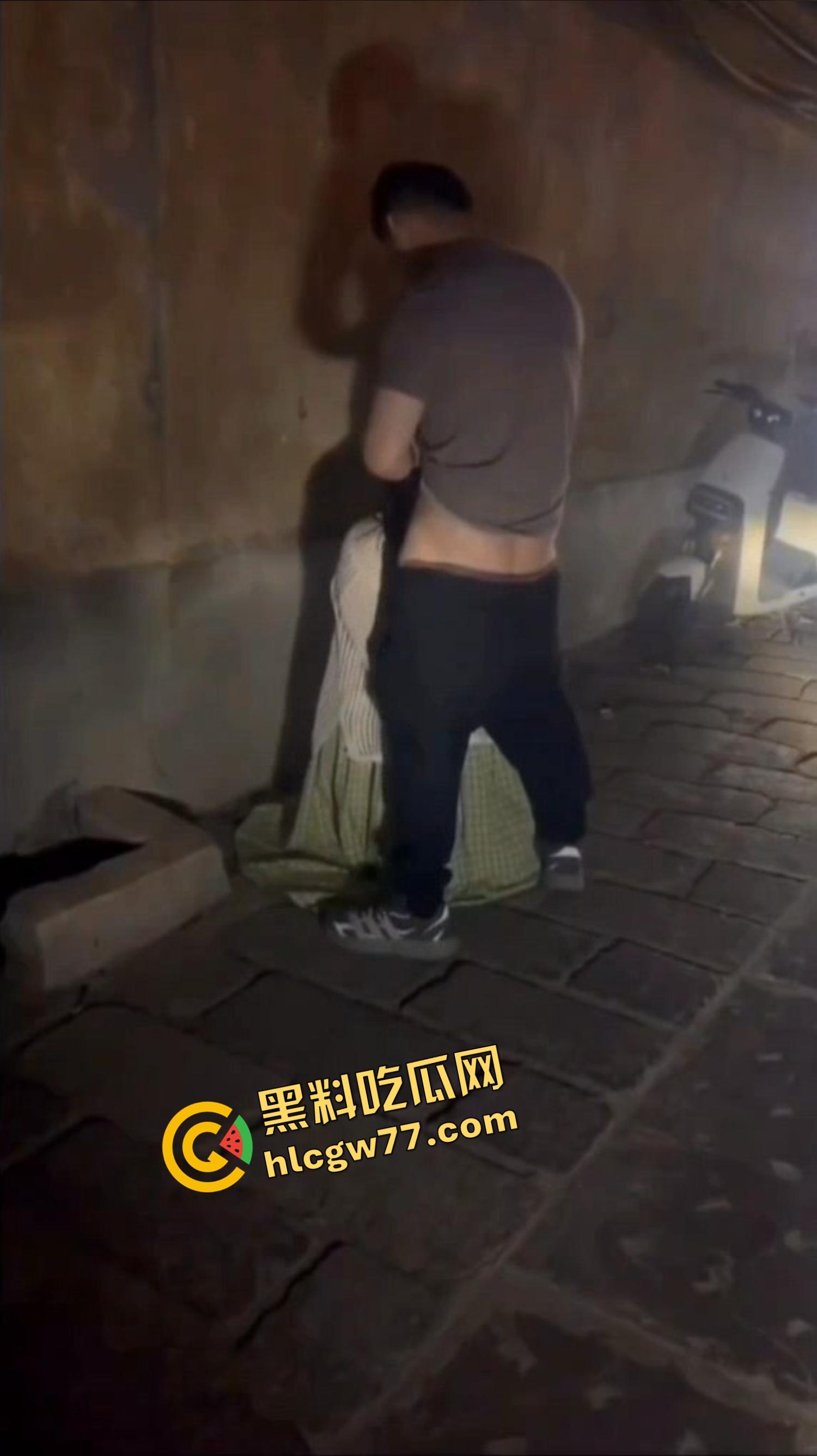 青州古城活春宫现场曝光,古风绿裙女深巷口跪舔鸡巴,男的边让口边跟路人唠嗑,路人全程狂拍! 第7张 青州古城活春宫现场曝光,古风绿裙女深巷口跪舔鸡巴,男的边让口边跟路人唠嗑,路人全程狂拍! 第7张