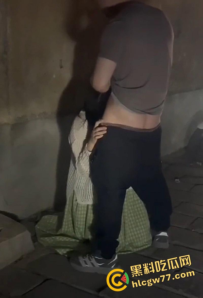 青州古城活春宫现场曝光,古风绿裙女深巷口跪舔鸡巴,男的边让口边跟路人唠嗑,路人全程狂拍! 第9张 青州古城活春宫现场曝光,古风绿裙女深巷口跪舔鸡巴,男的边让口边跟路人唠嗑,路人全程狂拍! 第9张