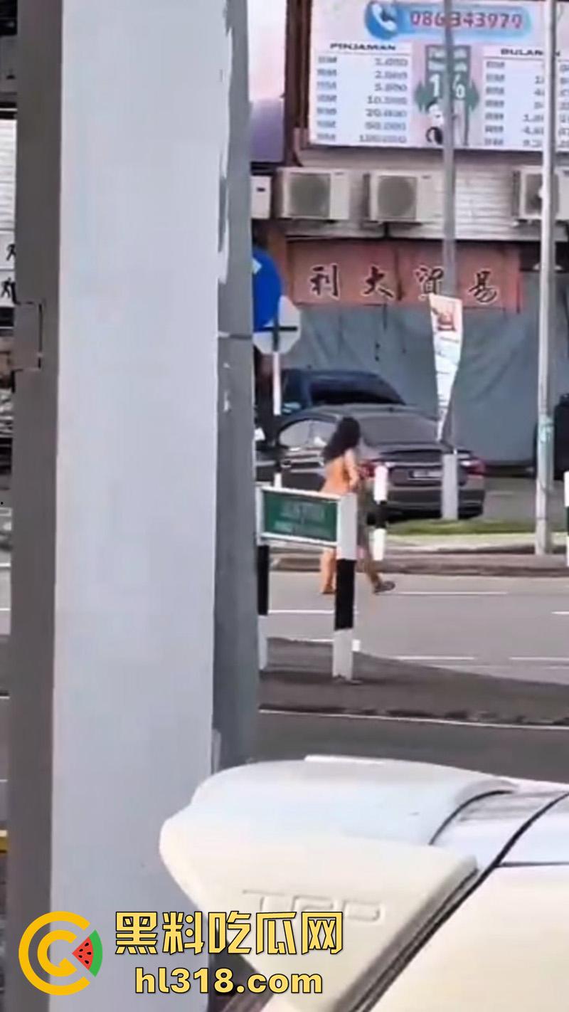 马来西亚肥臀裸女,因离婚发疯全裸上街,见人就骂见车就打,哪怕是警车也不放过,这大屁股有喜欢的么? 第1张 马来西亚肥臀裸女,因离婚发疯全裸上街,见人就骂见车就打,哪怕是警车也不放过,这大屁股有喜欢的么? 第1张