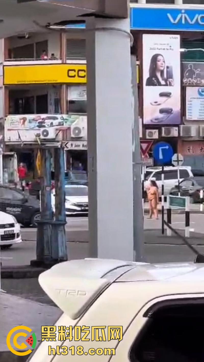 马来西亚肥臀裸女,因离婚发疯全裸上街,见人就骂见车就打,哪怕是警车也不放过,这大屁股有喜欢的么? 第2张 马来西亚肥臀裸女,因离婚发疯全裸上街,见人就骂见车就打,哪怕是警车也不放过,这大屁股有喜欢的么? 第2张