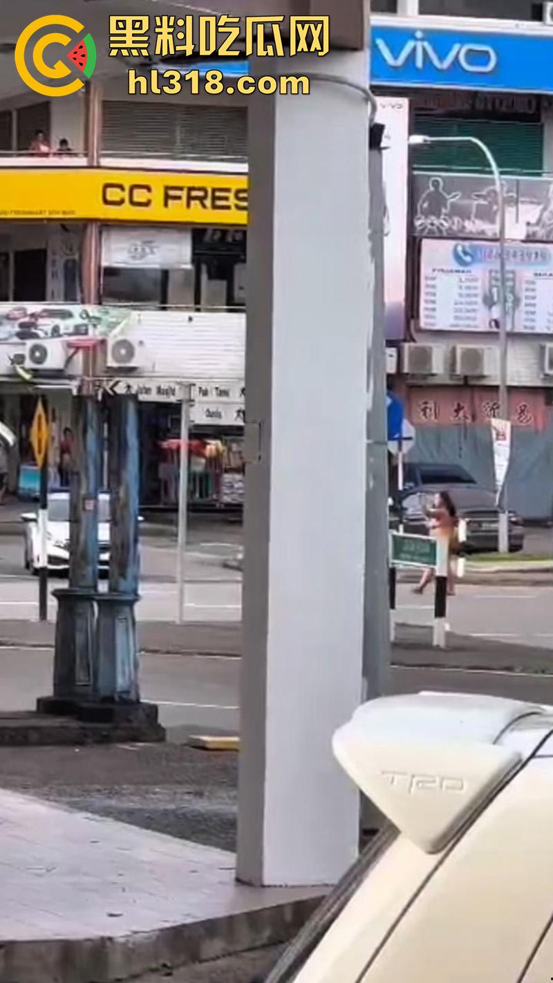 马来西亚肥臀裸女,因离婚发疯全裸上街,见人就骂见车就打,哪怕是警车也不放过,这大屁股有喜欢的么? 第3张 马来西亚肥臀裸女,因离婚发疯全裸上街,见人就骂见车就打,哪怕是警车也不放过,这大屁股有喜欢的么? 第3张