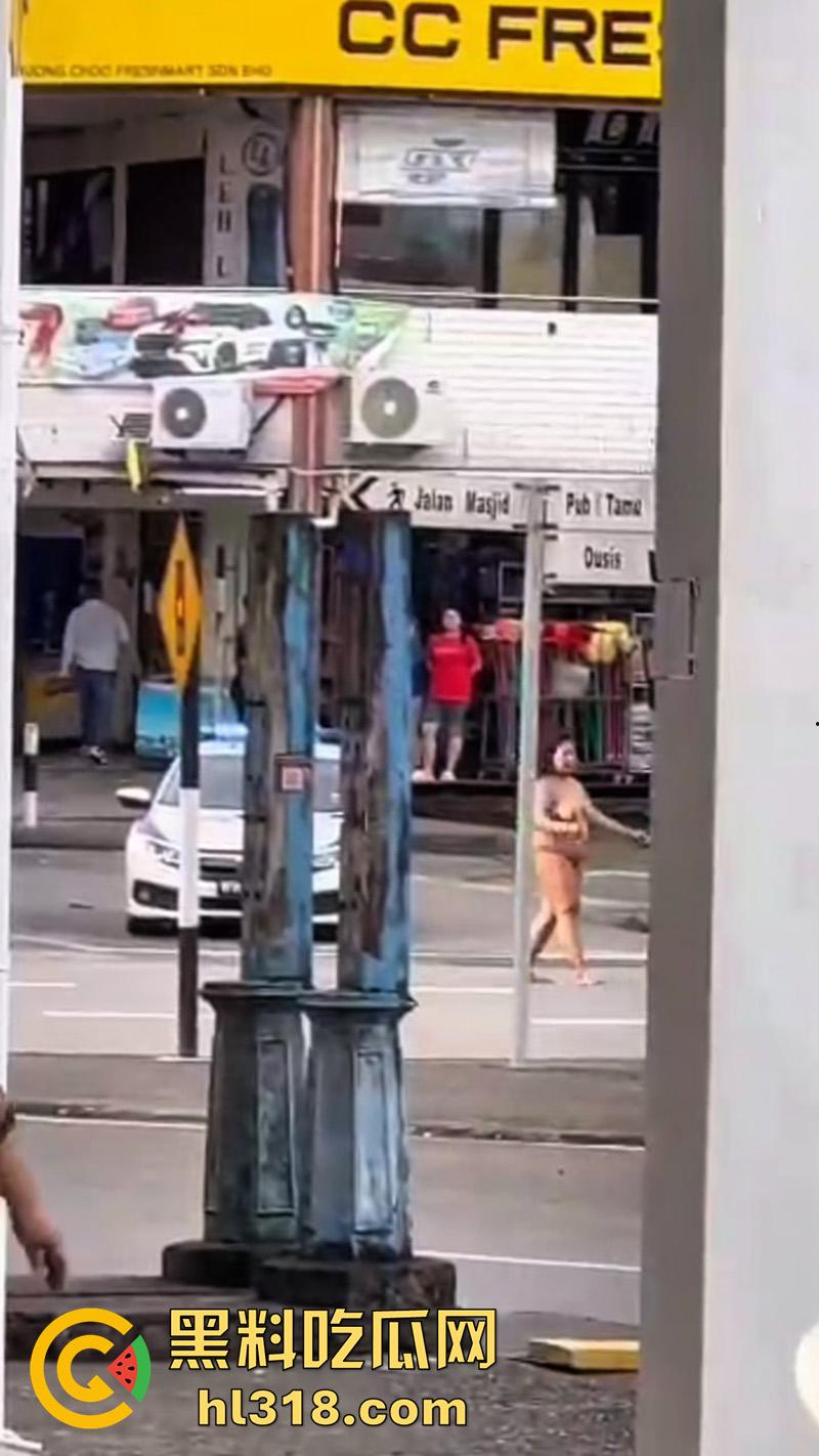 马来西亚肥臀裸女,因离婚发疯全裸上街,见人就骂见车就打,哪怕是警车也不放过,这大屁股有喜欢的么? 第4张 马来西亚肥臀裸女,因离婚发疯全裸上街,见人就骂见车就打,哪怕是警车也不放过,这大屁股有喜欢的么? 第4张