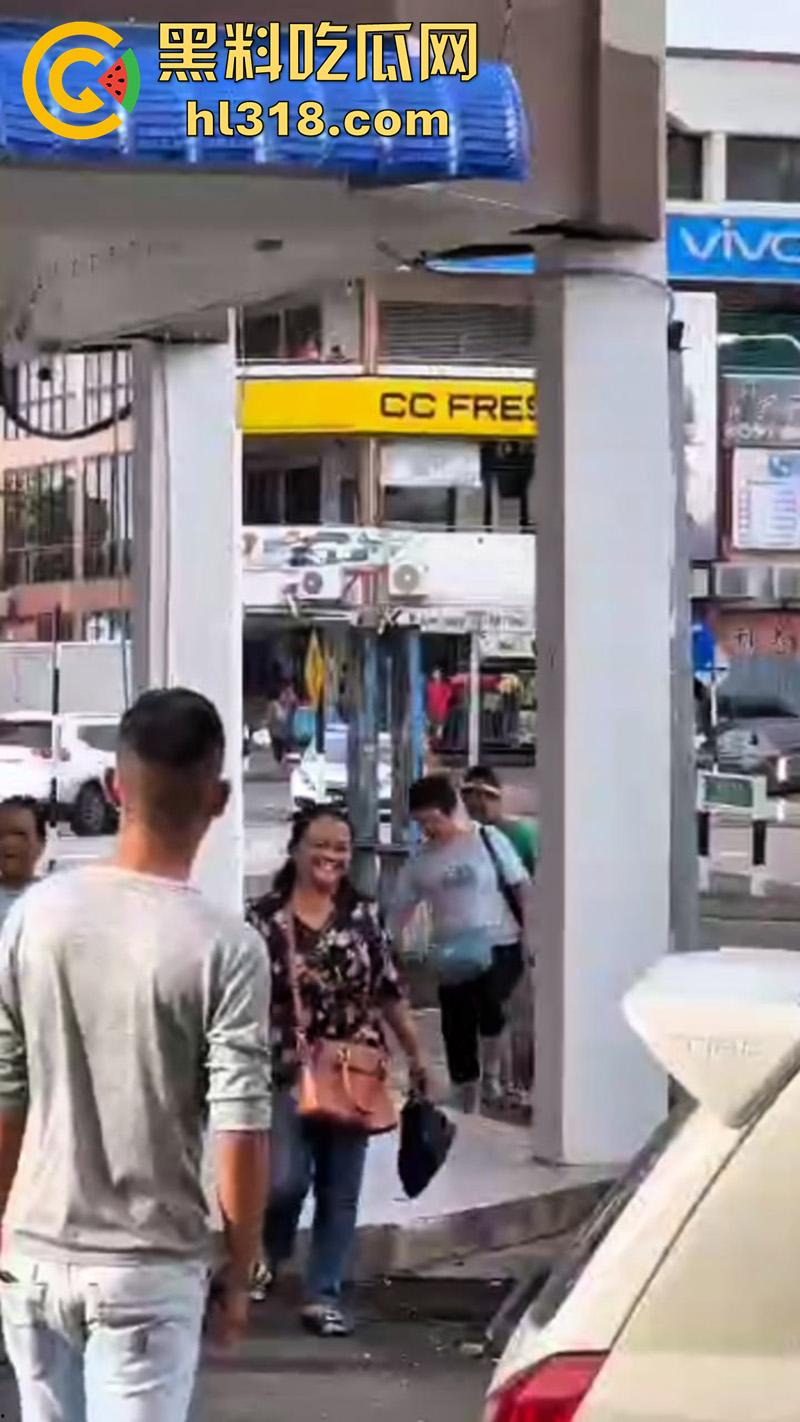 马来西亚肥臀裸女,因离婚发疯全裸上街,见人就骂见车就打,哪怕是警车也不放过,这大屁股有喜欢的么? 第6张 马来西亚肥臀裸女,因离婚发疯全裸上街,见人就骂见车就打,哪怕是警车也不放过,这大屁股有喜欢的么? 第6张