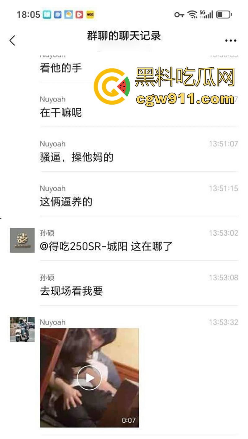 瓜友偷拍一对情侣，在店内大庭广众下亲密互动，被网友戏称为中指自带定位，这屁股是真的又圆又翘啊！  第1张