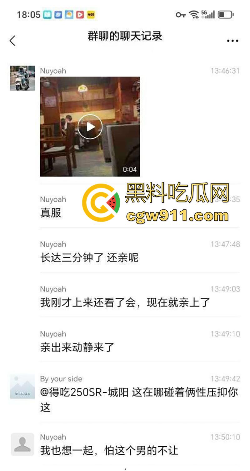 瓜友偷拍一对情侣，在店内大庭广众下亲密互动，被网友戏称为中指自带定位，这屁股是真的又圆又翘啊！  第2张