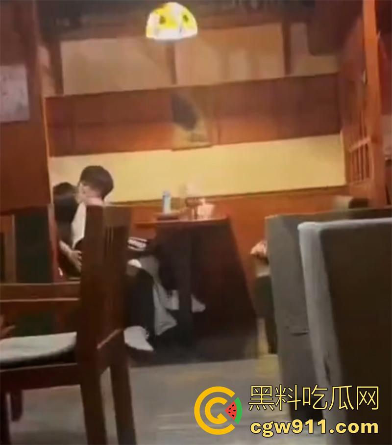 瓜友偷拍一对情侣，在店内大庭广众下亲密互动，被网友戏称为中指自带定位，这屁股是真的又圆又翘啊！  第3张