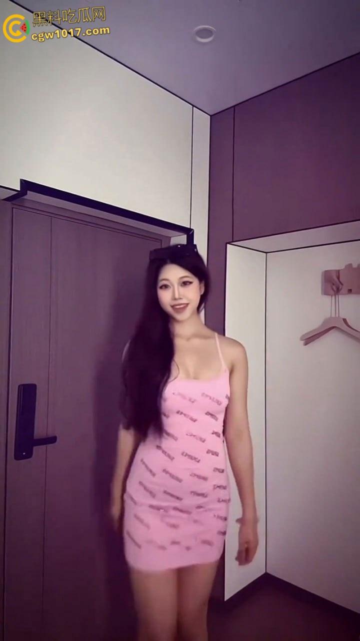 湖南长沙闷骚母狗【张嘉倪】，社交软件钓鱼约炮，一见面就穿蕾丝情趣制服，粉嫩骚逼淫性大发，疯狂吞吐大屌！  第3张