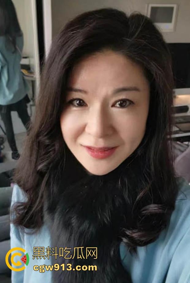 海角乱伦，早上起床把妈妈的骚穴狂扣出水，再狠狠无套猛插，主动撅臀迎合，极其骚乱！  第1张