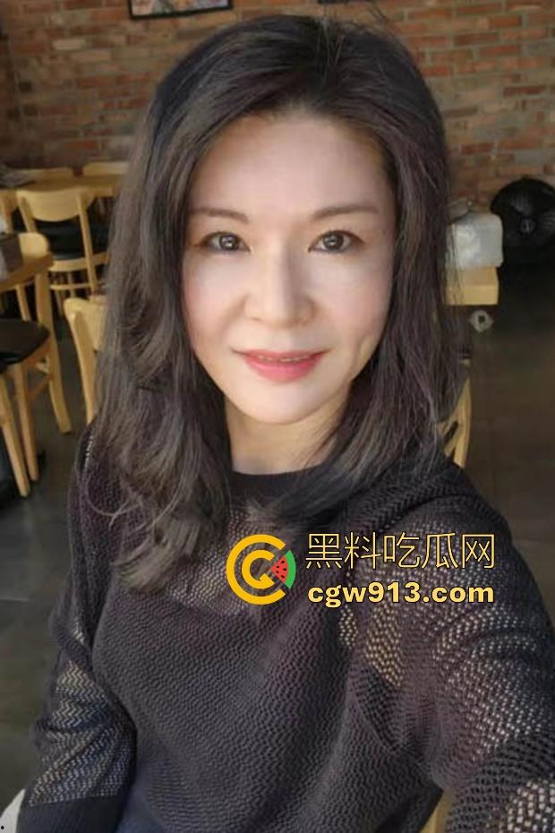 海角乱伦，早上起床把妈妈的骚穴狂扣出水，再狠狠无套猛插，主动撅臀迎合，极其骚乱！  第2张