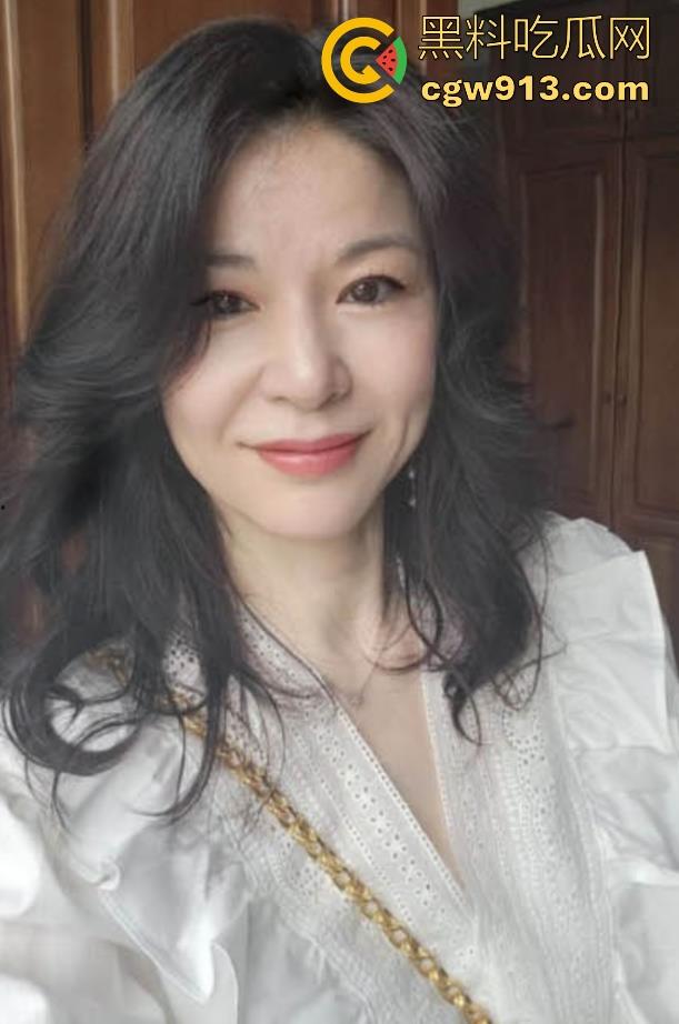 海角乱伦，早上起床把妈妈的骚穴狂扣出水，再狠狠无套猛插，主动撅臀迎合，极其骚乱！  第3张