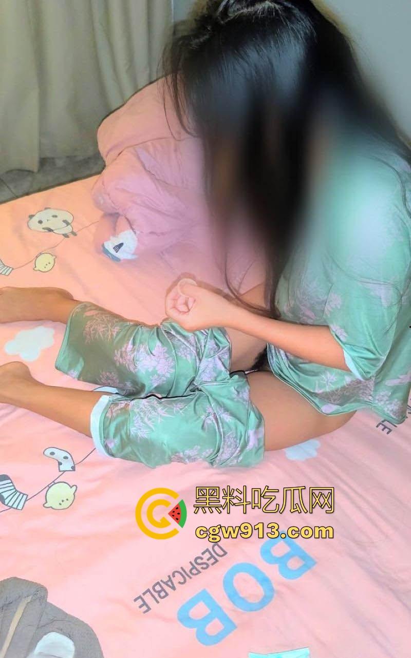 海角乱伦，早上起床把妈妈的骚穴狂扣出水，再狠狠无套猛插，主动撅臀迎合，极其骚乱！  第4张