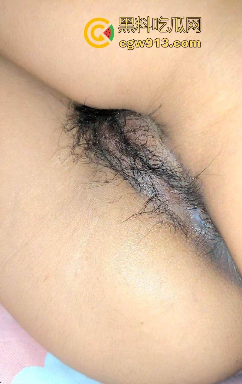 海角乱伦，早上起床把妈妈的骚穴狂扣出水，再狠狠无套猛插，主动撅臀迎合，极其骚乱！  第5张