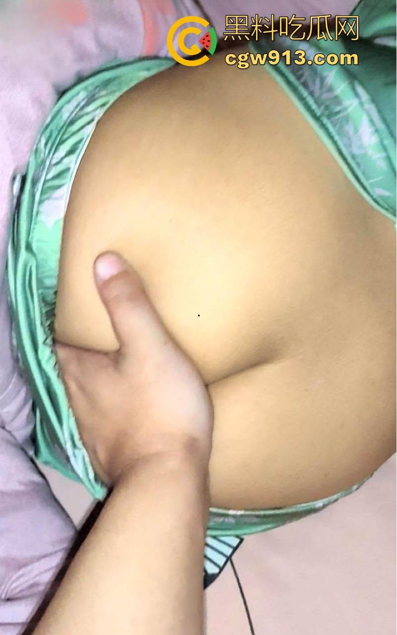 海角乱伦，早上起床把妈妈的骚穴狂扣出水，再狠狠无套猛插，主动撅臀迎合，极其骚乱！  第7张