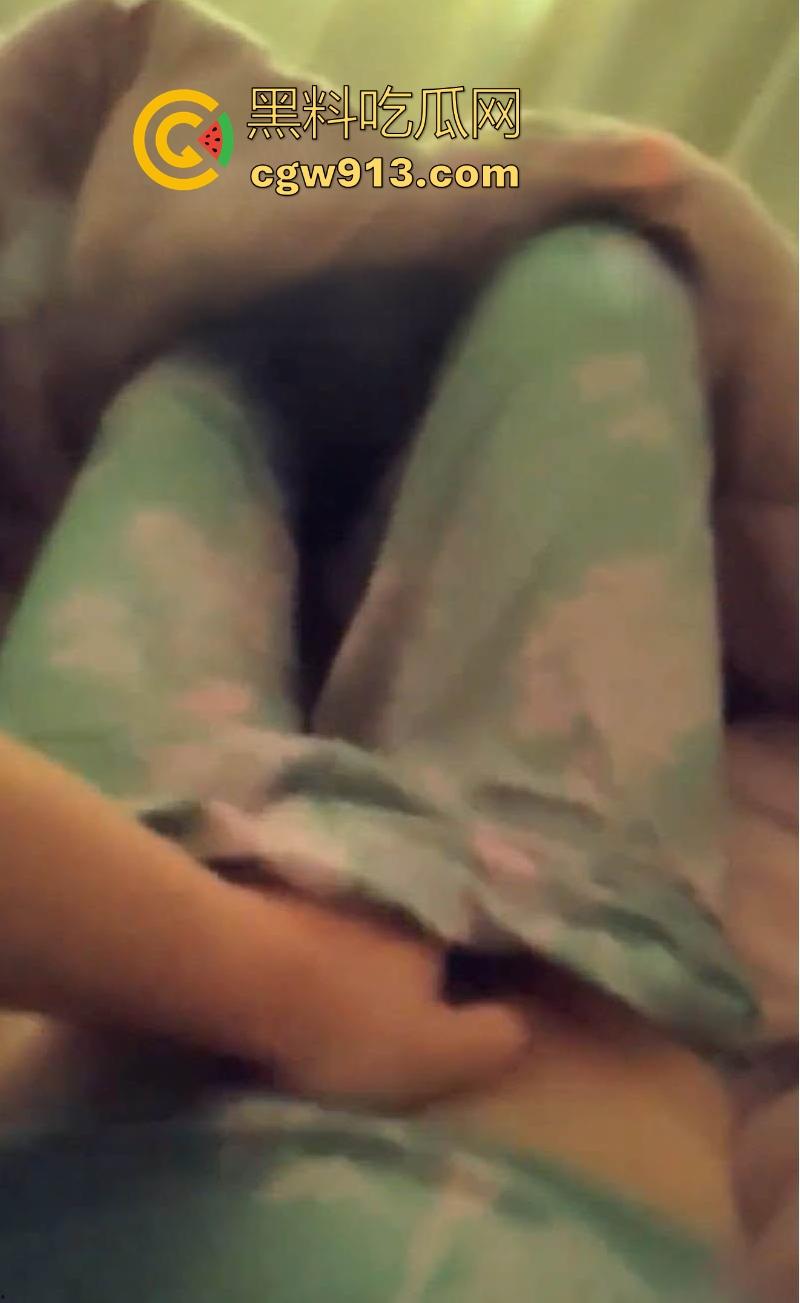 海角乱伦，早上起床把妈妈的骚穴狂扣出水，再狠狠无套猛插，主动撅臀迎合，极其骚乱！  第8张