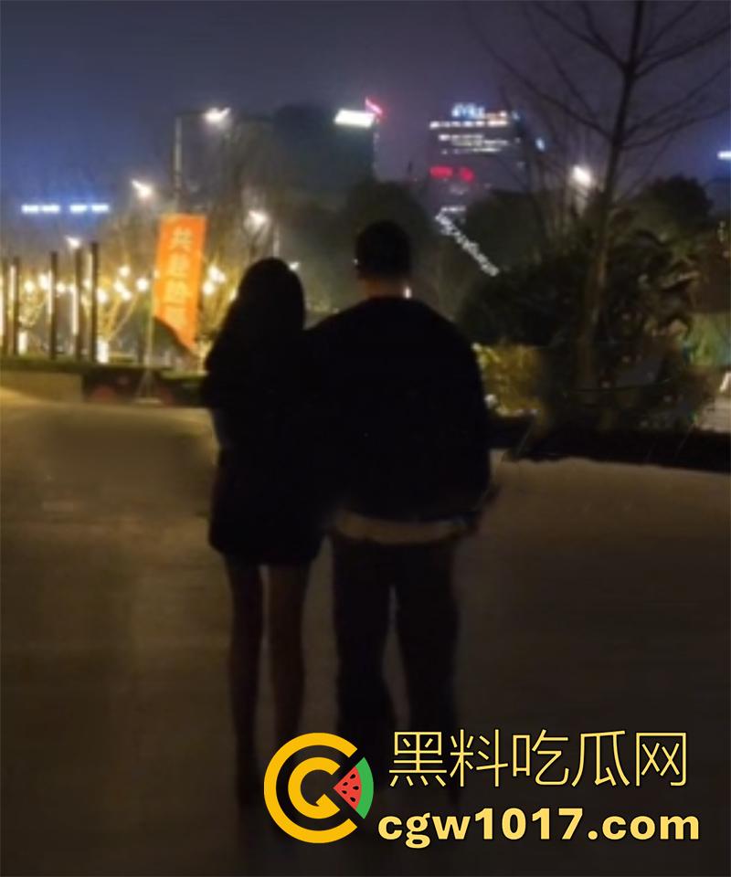 绿帽大神花样情趣，骗合伙人说淫妻是小三，逆天黑丝长腿瞬间征服，献妻给熟人玩弄，酒店淫乱爽翻了！  第1张