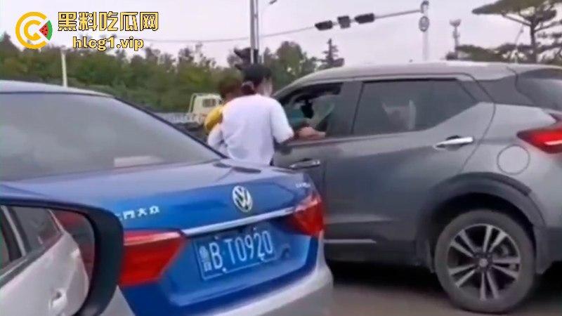 山东又又又上分了！宝妈追尾抱着孩子拿小刀刺前车司机！  第11张