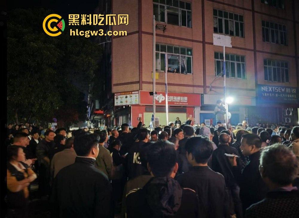 广东大批民众怒砸收费亭 官方被迫宣布取消收费  第1张