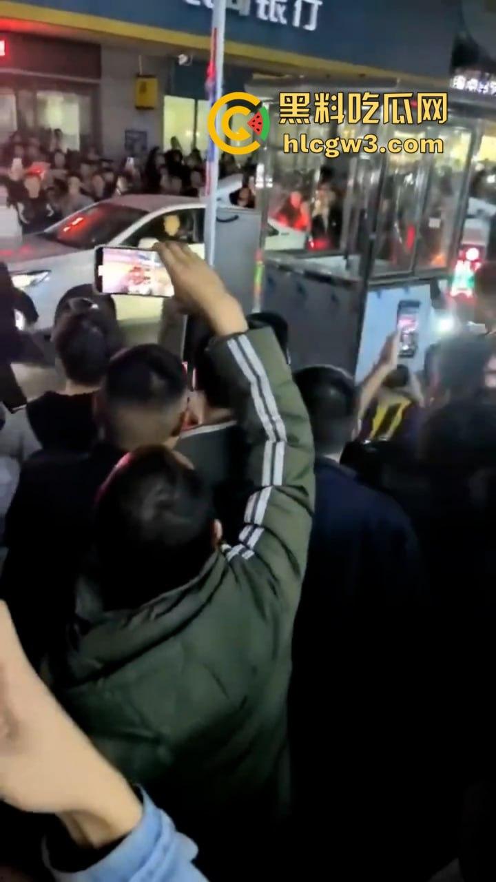 广东大批民众怒砸收费亭 官方被迫宣布取消收费  第2张