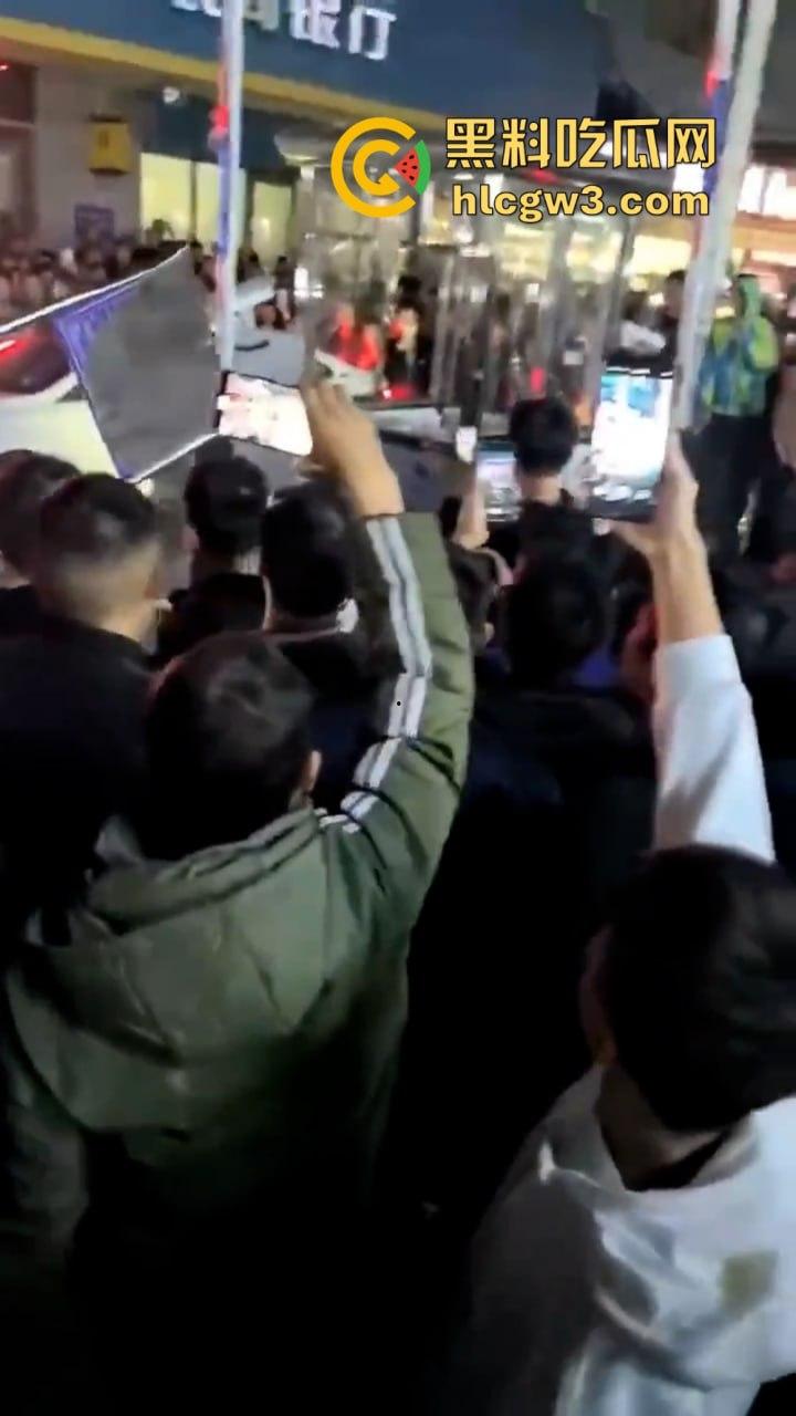 广东大批民众怒砸收费亭 官方被迫宣布取消收费  第3张