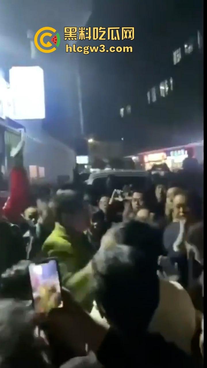 广东大批民众怒砸收费亭 官方被迫宣布取消收费  第4张