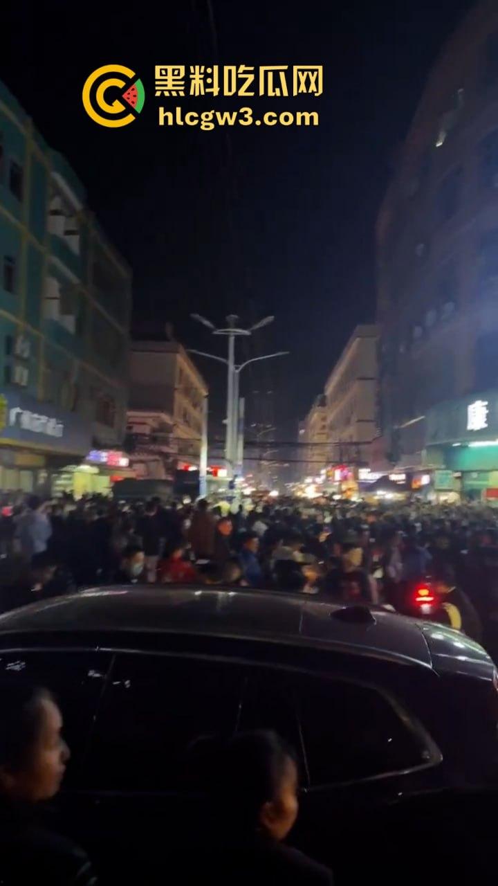 广东大批民众怒砸收费亭 官方被迫宣布取消收费  第5张