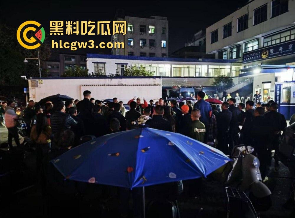 广东大批民众怒砸收费亭 官方被迫宣布取消收费  第6张