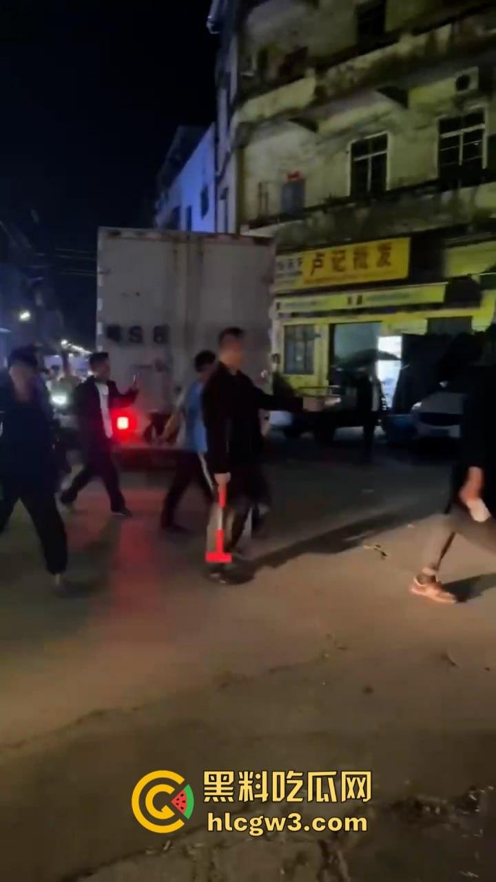 广东大批民众怒砸收费亭 官方被迫宣布取消收费  第7张