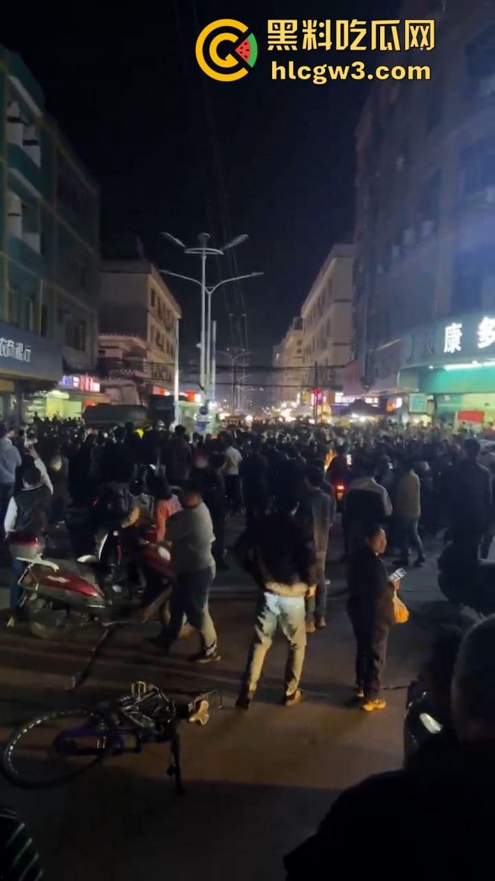 广东大批民众怒砸收费亭 官方被迫宣布取消收费  第8张