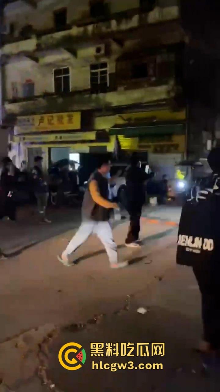 广东大批民众怒砸收费亭 官方被迫宣布取消收费  第9张