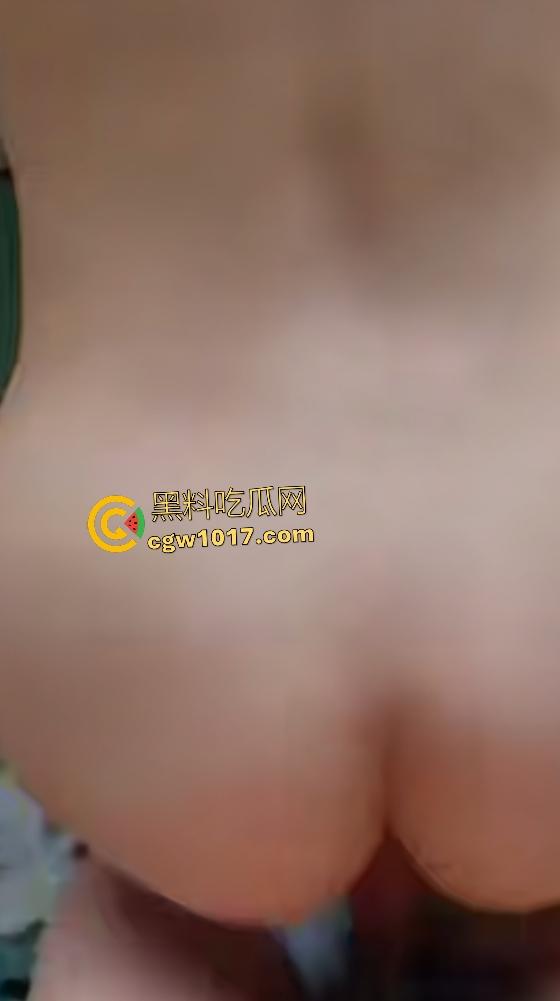 海角社区侄子在婚房狂操装修工婶婶，老女人求虐被蜡烛滴B上，侄子射精后鸡巴直接软，这么老还玩这么花？  第7张