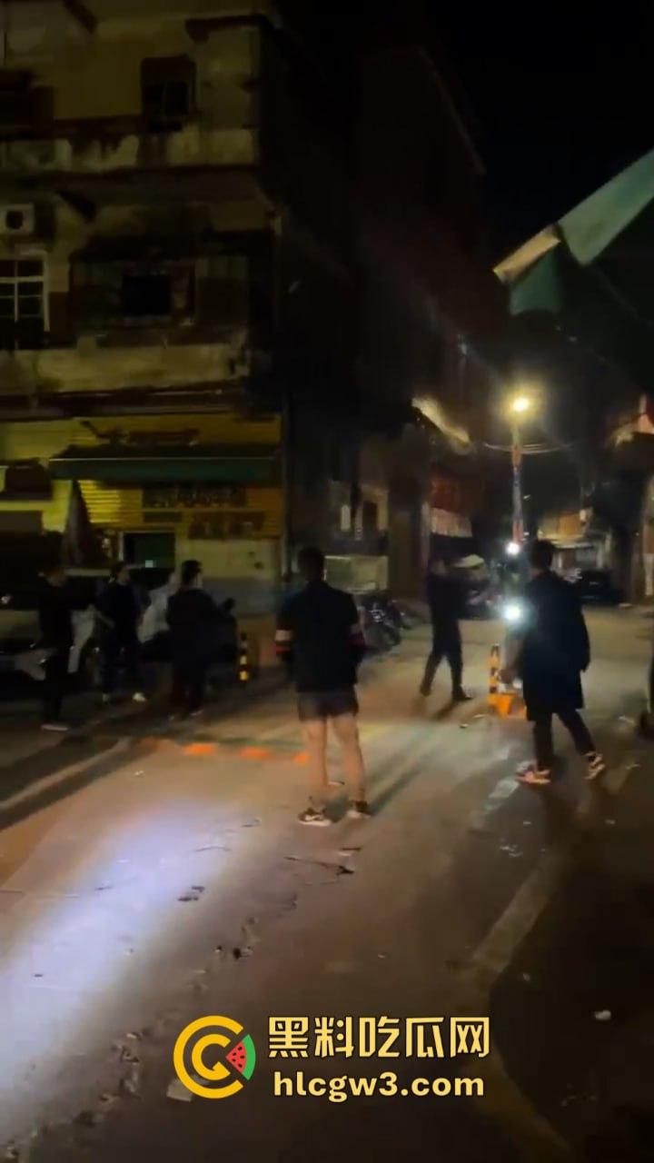 广东大批民众怒砸收费亭 官方被迫宣布取消收费  第11张