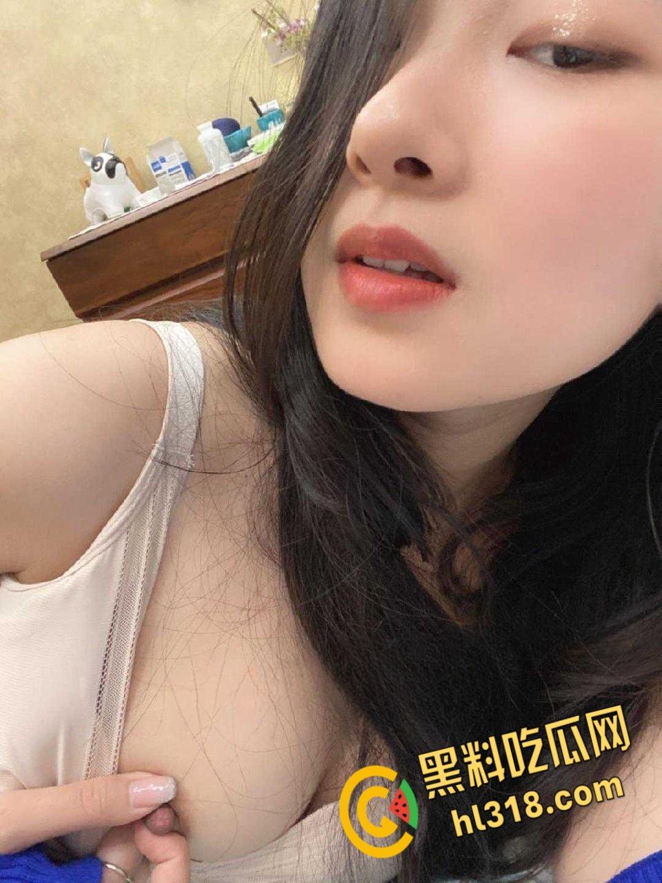 纯情反差女大学生的放荡生活，海滩露脸全裸秀，无毛一线天嫩穴性感诱人，回到酒店饥渴的男友直捣黄龙！  第1张