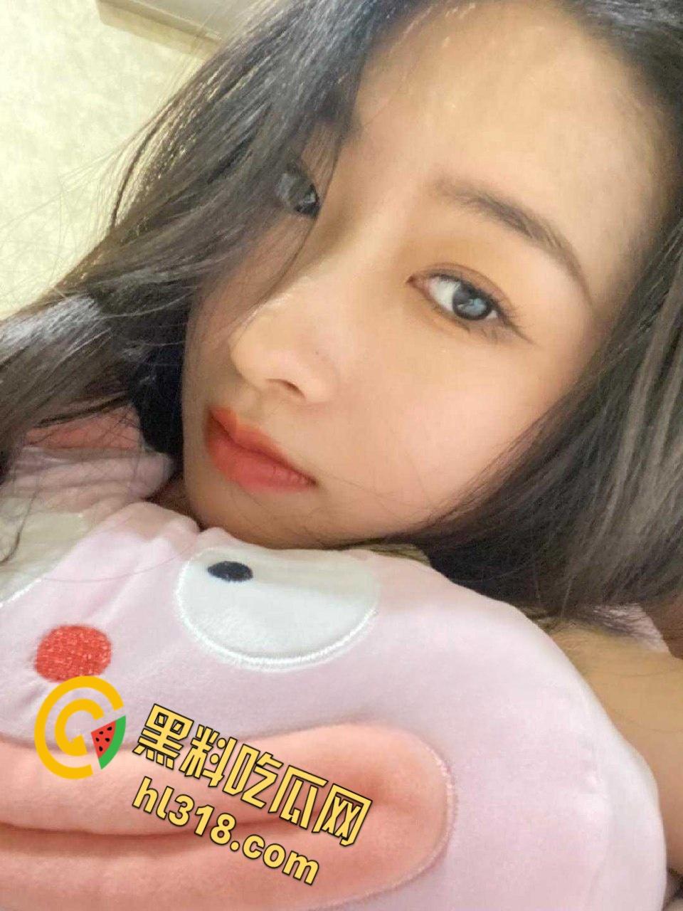 纯情反差女大学生的放荡生活，海滩露脸全裸秀，无毛一线天嫩穴性感诱人，回到酒店饥渴的男友直捣黄龙！  第3张