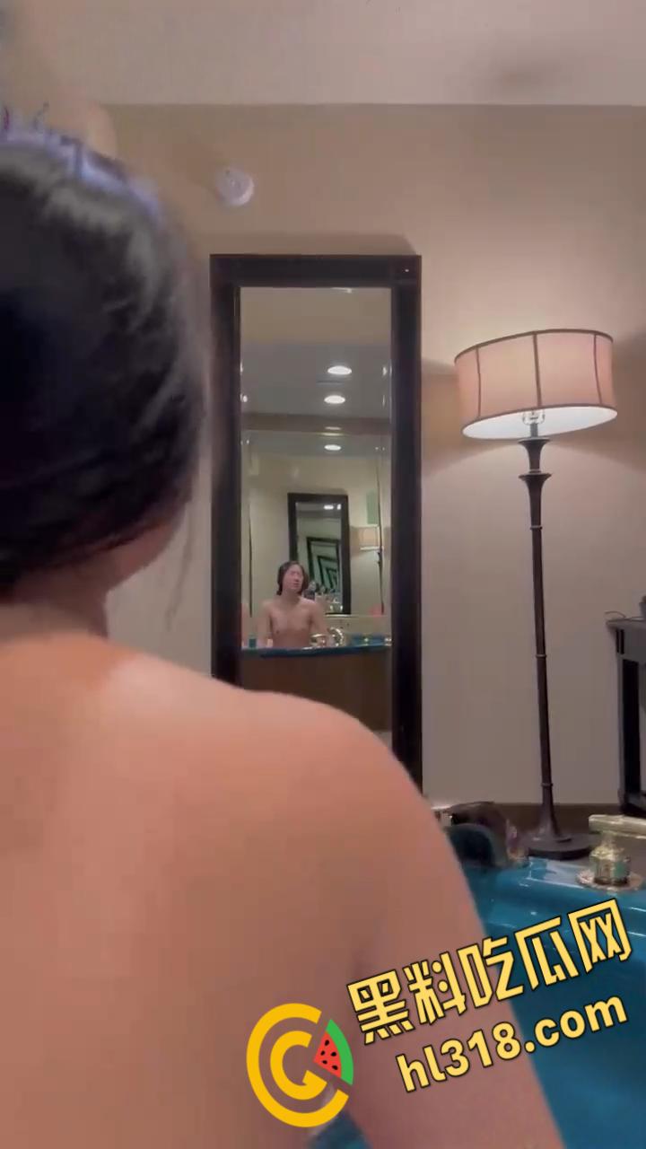 纯情反差女大学生的放荡生活，海滩露脸全裸秀，无毛一线天嫩穴性感诱人，回到酒店饥渴的男友直捣黄龙！  第7张