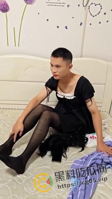 湖南网友约炮约到伪娘男同  男同伪装萌妹约炮 化妆都不会化 脱了裤子一摸那么大的屌 气的网友骂娘 第4张