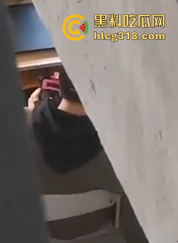 大学的野战瞬间！盘点一下那些性欲极其小伙户外的大学小情侣们的现场视频 满满的荷尔蒙呀！  第4张