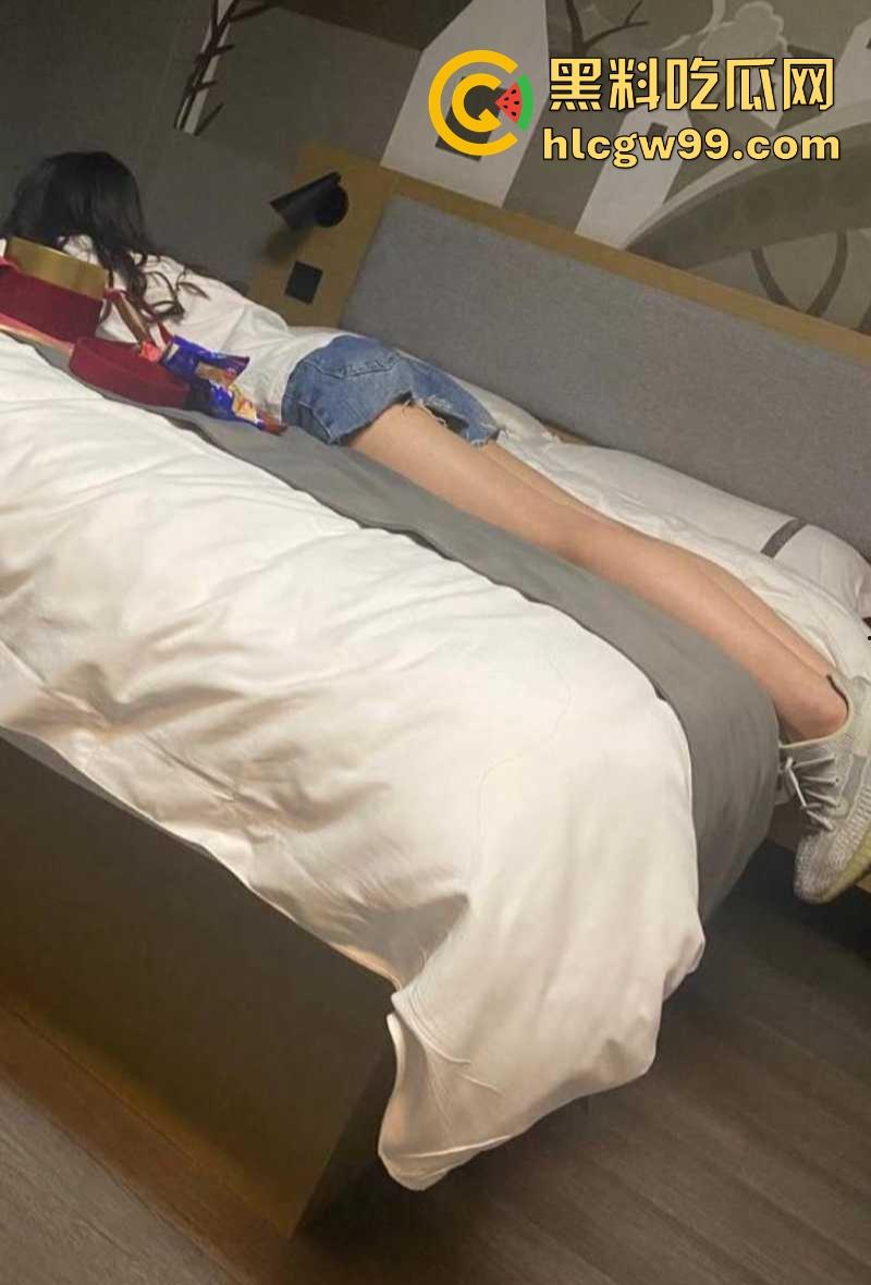 绿奴的自我救赎？绿帽大学生生日大礼亲手把女友送进别人的房间 在隔壁听她喊疼 ，绿毛龟的命运已无法更改！  第7张