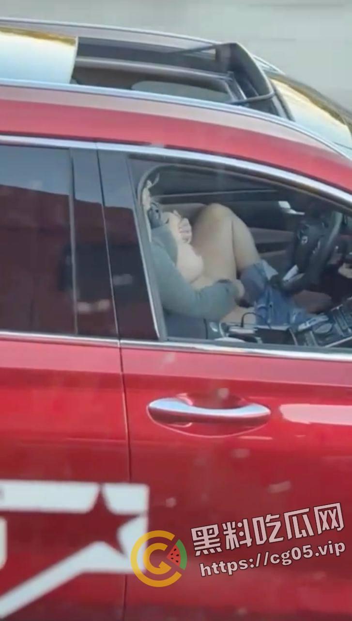 速度与激情！高速上边开车边自慰 不愧是女司机 玩的就是狠活  第1张