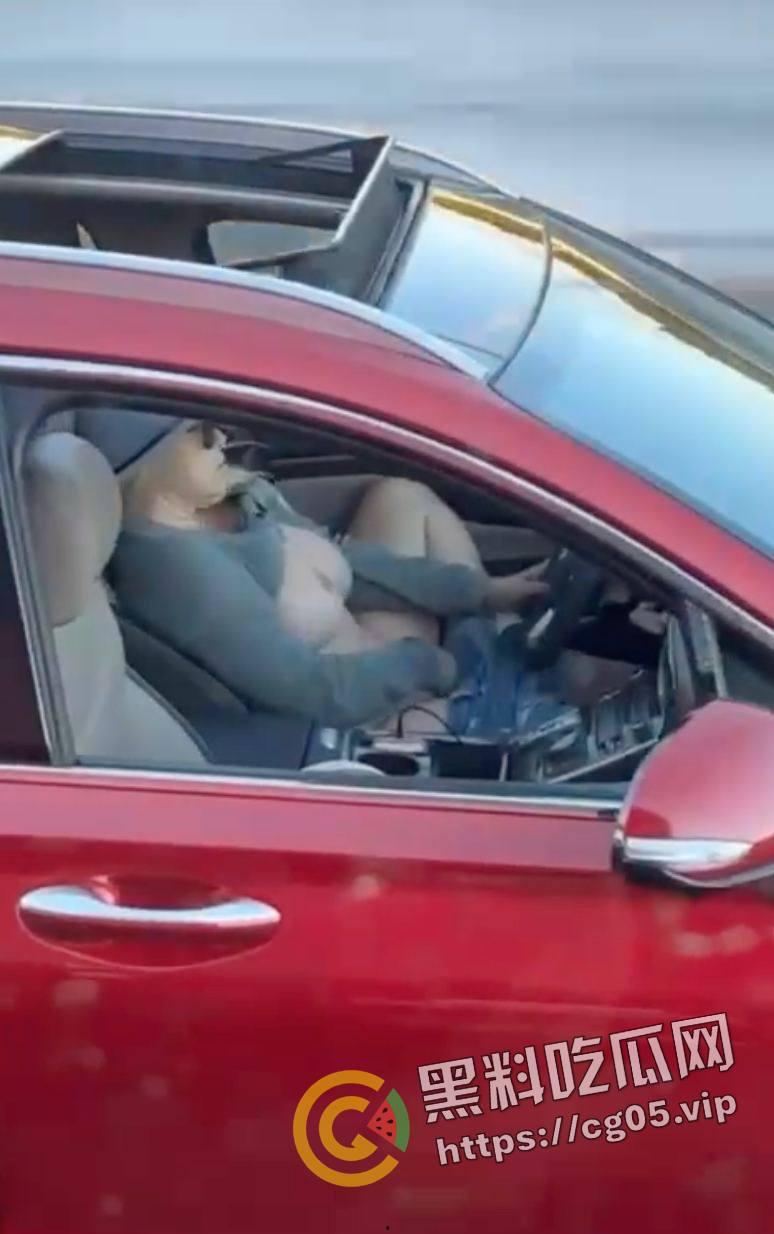 速度与激情！高速上边开车边自慰 不愧是女司机 玩的就是狠活  第2张