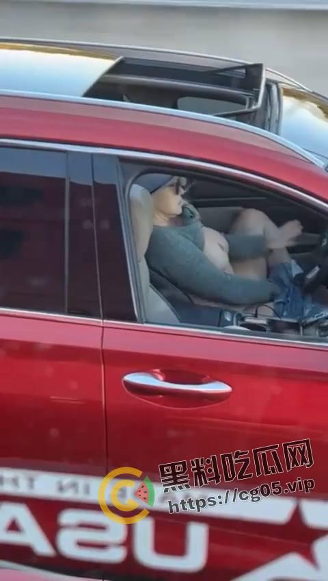 速度与激情！高速上边开车边自慰 不愧是女司机 玩的就是狠活  第6张