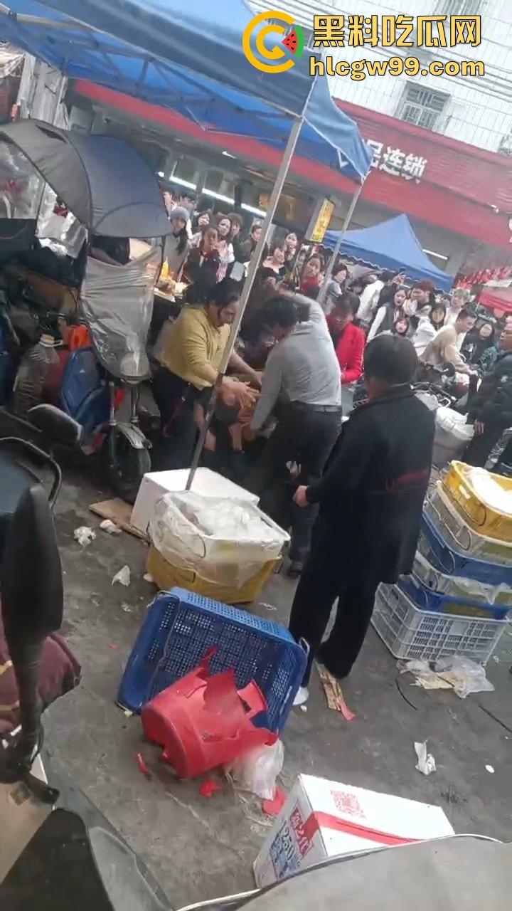 广东汕头潮阳西胪市场因生意太曝火而遭同行报复,现当事人已进医院,现场惨烈曝光! 第4张 广东汕头潮阳西胪市场因生意太曝火而遭同行报复,现当事人已进医院,现场惨烈曝光! 第4张